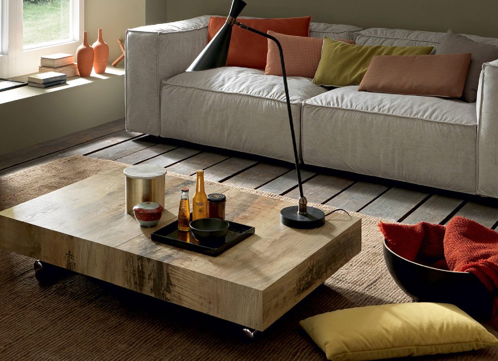tavolino in legno con davanti il divano